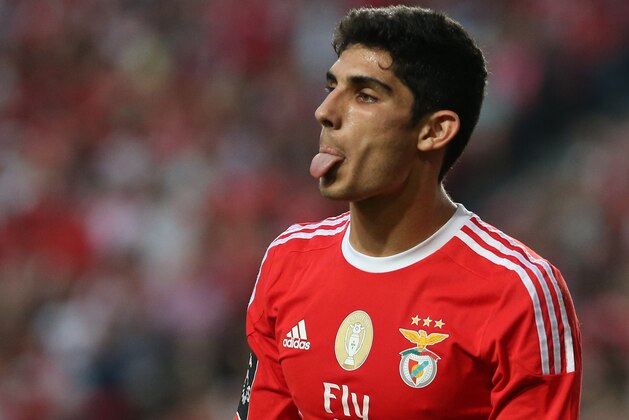 LISBON, PORTUGAL - NOVEMBER 8:  SL Benfica's midfielder Goncalo Guedes during the Primeira Liga match between SL Benfica and Boavista at Estadio da Luz on November 8, 2015 in Lisbon, Portugal.  (Photo by Gualter Fatia/Getty Images)
