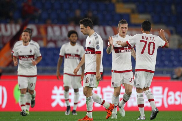 ROME, ITALY - JANUARY 09:  Jurai Kucka (L) of AC Milan celebrates with his team-mates after scoring their first goal during the Serie A match between AS Roma and AC Milan at Stadio Olimpico on January 9, 2016 in Rome, Italy.  (Photo by Paolo Bruno/Getty Images)