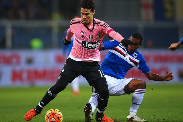 Juventus' midfielder Anderson Hernanes from Brazil (L) vies with Sampdoria's Brazilian midfielder Fernando during the Italian Serie A football match Sampdoria vs Juventus on January 10, 2016 at 'Luigi Ferraris Stadium' in Genoa. / AFP / MARCO BERTORELLO        (Photo credit should read MARCO BERTORELLO/AFP/Getty Images)