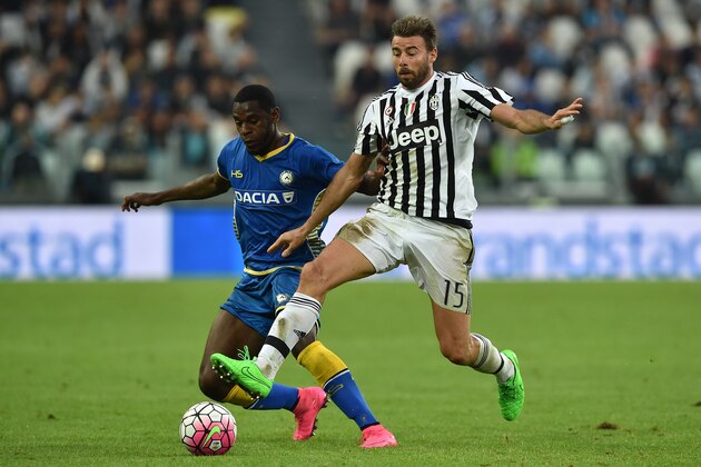 TURIN, ITALY - AUGUST 23:  Andrea Barzagli (R) of Juventus FC competes with Duvan Zapata of Udinese Calcio during the Serie A match between Juventus FC and Udinese Calcio at Juventus Arena on August 23, 2015 in Turin, Italy.  (Photo by Valerio Pennicino/Getty Images)