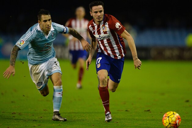 Celta Vigo's defender Hugo Mallo (L) vies with Atletico Madrid's midfielder Saul Niguez during the Spanish league football match RC Celta de Vigo vs Club Atletico de Madrid at the Balaidos stadium in Vigo on January 10, 2016.   AFP PHOTO/ MIGUEL RIOPA / AFP / MIGUEL RIOPA        (Photo credit should read MIGUEL RIOPA/AFP/Getty Images)