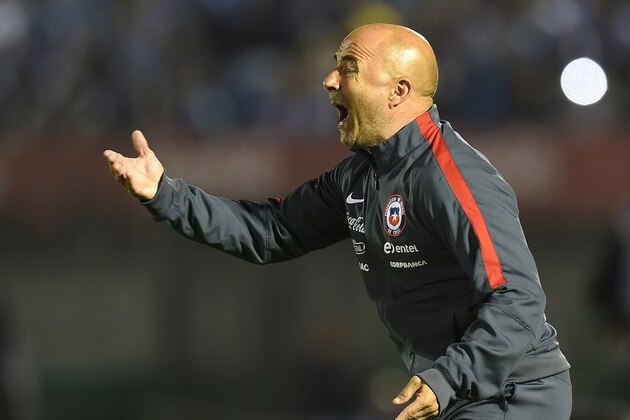 Chile's Jorge Sampaoli gestures during the Russia 2018 FIFA World Cup South American Qualifiers football match against Uruguay, in Montevideo, on November 17, 2015.   AFP PHOTO / PABLO PORCIUNCULA        (Photo credit should read PABLO PORCIUNCULA/AFP/Getty Images)