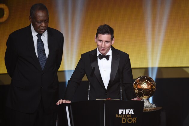 ZURICH, SWITZERLAND - JANUARY 11:  Lionel Messi of Argentina and FC Barcelona speaks to the audience after receiving the Ballon d'or from acting FIFA President Issa Hayatou during the FIFA Ballon d'Or Gala 2015 at the Kongresshaus on January 11, 2016 in Zurich, Switzerland.  (Photo by Matthias Hangst/Getty Images)