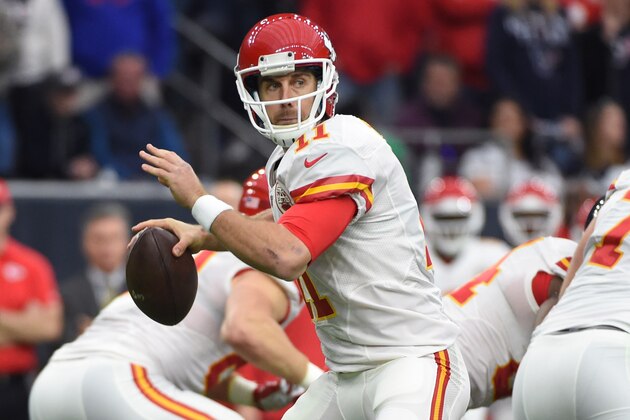 El quarterback Alex Smith (11), de los Chiefs de Kansas City, se prepara para lanzar un pase ante los Texans de Houston en el partido de comodines de la NFL el sábado 9 de enero de 2016, en Houston. (AP Photo/Eric Christian Smith)