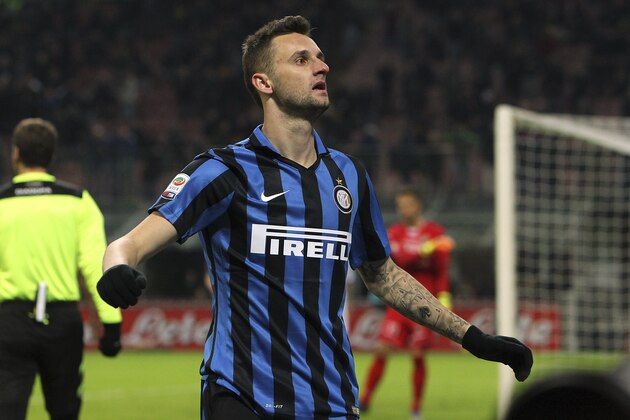 MILAN, ITALY - NOVEMBER 22:  Marcelo Brozovic of FC Internazionale Milano celebrates his goal during the Serie A match between FC Internazionale Milano and Frosinone Calcio at Stadio Giuseppe Meazza on November 22, 2015 in Milan, Italy.  (Photo by Marco Luzzani/Getty Images)