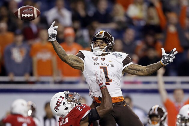 Bowling Green wide receiver Roger Lewis, top, defended by Northern Illinois cornerback Paris Logan (29) is unable to reach a pass in the end zone during the first half of the Mid-American Conference championship NCAA college football game, Friday, Dec. 4, 2015, in Detroit. (AP Photo/Carlos Osorio)