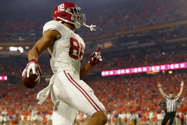 GLENDALE, AZ - JANUARY 11:  O.J. Howard #88 of the Alabama Crimson Tide scores a 53 yards touchdown in the third quarter against the Clemson Tigers during the 2016 College Football Playoff National Championship Game at University of Phoenix Stadium on January 11, 2016 in Glendale, Arizona.  (Photo by Kevin C. Cox/Getty Images)