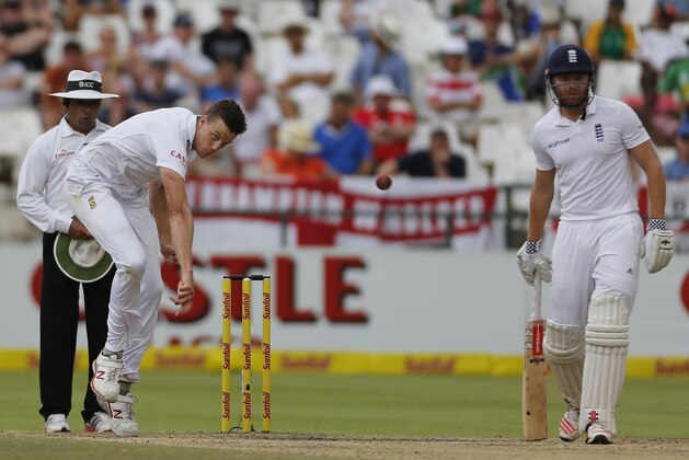 South Africa's Morne Morkel, left, bowls against England during their second cricket Test match in Cape Town, South Africa, Wednesday, Jan. 6, 2016.  (AP Photo/Schalk van Zuydam)