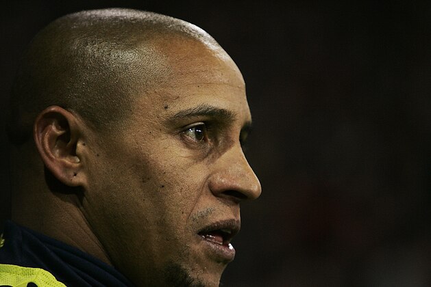 Fenerbahce player Roberto Carlos of Brazil looks at his players prior to taking a corner during the group G Champions League soccer match PSV versus Fenerbahce at PSV stadium, Eindhoven, south central Netherlands, Tuesday Oct. 23, 2007. (AP Photo / Peter Dejong) Fenerbahce player Roberto Carlos of Brazil looks at his players prior to taking a corner during the group G Champions League soccer match PSV versus Fenerbahce at PSV stadium, Eindhoven, south central Netherlands, Tuesday Oct. 23, 2007. (AP Photo / Peter Dejong)