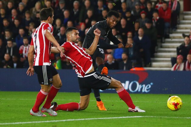 SOUTHAMPTON, ENGLAND - DECEMBER 02:  Daniel Sturridge of Liverpool shoots past Steven Caulker of Southampton to score their first goal during the Capital One Cup quarter final match between Southampton and Liverpool at St Mary's Stadium on December 2, 2015 in Southampton, England.  (Photo by Michael Steele/Getty Images)
