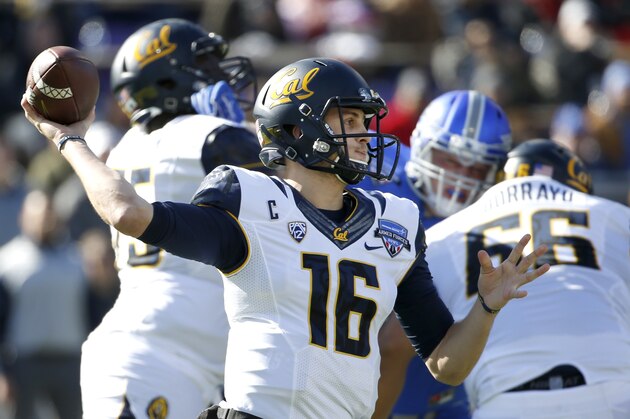 California quarterback Jared Goff (16) throws against Air Force during the first half of the Armed Forces Bowl NCAA college football game, Tuesday, Dec. 29, 2015, in Fort Worth, Texas. (AP Photo/Ron Jenkins)