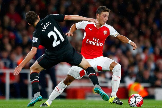 LONDON, ENGLAND - AUGUST 24:  Mesut Oezil of Arsenal takes on Lucas Leiva of Liverpool during the Barclays Premier League match between Arsenal and Liverpool at the Emirates Stadium on August 24, 2015 in London, United Kingdom.  (Photo by Julian Finney/Getty Images)