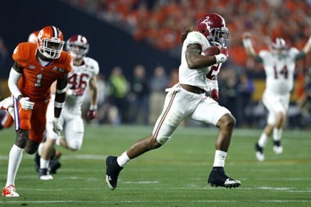 Alabama running back Derrick Henry (2) breaks free for a touchdown as quarterback Jake Coker (14) celebrates during the first half of the Playoff Championship NCAA football game against Clemson, Tuesday, Jan. 12, 2016, in Glendale, AZ. (AP Photo/Butch Dill)