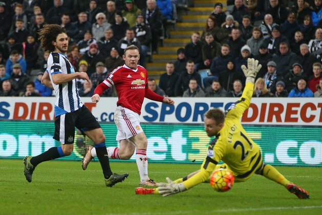 NEWCASTLE UPON TYNE, ENGLAND - JANUARY 12:  Wayne Rooney of Manchester United shoots wide as goalkeeper Robert Elliot of Newcastle United dives for the ball during the Barclays Premier League match between Newcastle United and Manchester United at St James' Park on January 12, 2016 at Newcastle upon Tyne, England.  (Photo by Ian MacNicol/Getty Images)