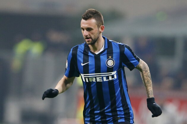 Inter Milan's Marcelo Brozovic controls the ball during the Italian Cup soccer match between Inter Milan and Cagliari at the San Siro stadium in Milan, Italy, Tuesday, Dec. 15, 2015. (AP Photo/Antonio Calanni)