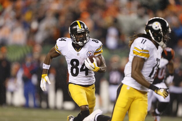 Pittsburgh Steelers wide receiver Antonio Brown (84) runs after a catch against the Cincinnati Bengals during the second half of an NFL wild-card playoff football game Saturday, Jan. 9, 2016, in Cincinnati. (AP Photo/Gary Landers)