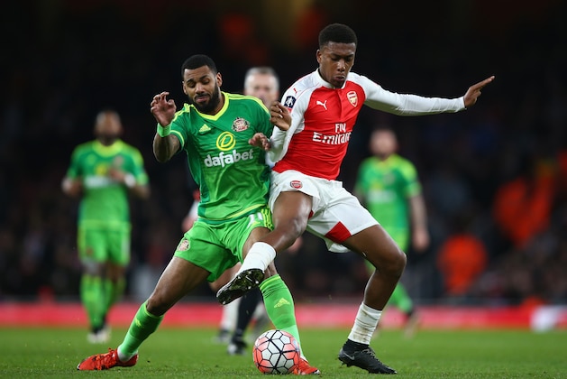 LONDON, ENGLAND - JANUARY 09:  Alex Iwobi of Arsenal battling Yann M'Vila of Sunderland during the Emirates FA Cup Third Round match bewtween Arsenal and Sunderland at Emirates Stadium on January 9, 2016 in London, England.  (Photo by Paul Gilham/Getty Images)