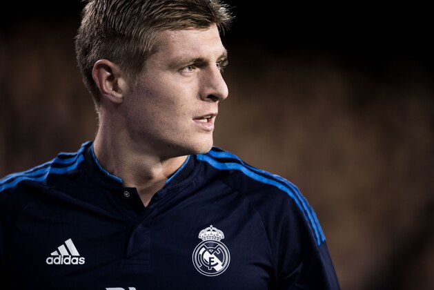 VALENCIA, SPAIN - JANUARY 03:  Toni Kroos of Real Madrid CF looks on during the Valencia CF vs Real Madrid CF as part of the Liga BBVA 2015-2016  at Estadi de Mestalla on January 3, 2016 in Valencia, Spain.  (Photo by Aitor Colomer/Power Sport Images/Getty Images)