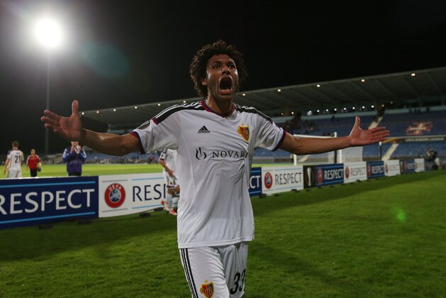 LISBON, PORTUGAL - NOVEMBER 5:  FC Basel 1893's midfielder Mohamed Elneny celebrates at the end of the UEFA Europa League match between Os Belenenses and FC Basel 1893 at Estadio do Restelo on November 5, 2015 in Lisbon, Portugal.  (Photo by Gualter Fatia/Getty Images)