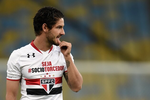 RIO DE JANEIRO, BRAZIL - OCTOBER 14: Alexandre Pato of Sao Paulo gestures during a match between Fluminense and Sao Paulo as part of Brasileirao Series A 2015 at Maracana Stadium on October 14, 2015 in Rio de Janeiro, Brazil. (Photo by Buda Mendes/Getty Images)