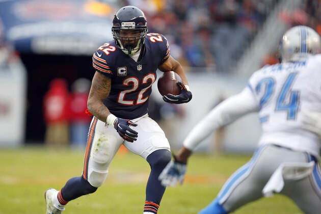 Chicago Bears running back Matt Forte (22) runs the ball against the Detroit Lions during an NFL football game, Sunday, Jan. 3, 2016, in Chicago. The Lions won the game 24-20.   (Jeff Haynes/AP Images for Panini)