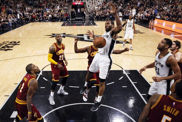 Jan 14, 2016; San Antonio, TX, USA; San Antonio Spurs small forward Kawhi Leonard (2) dunks the ball against the Cleveland Cavaliers during the second half at AT&T Center. The Spurs won 99-95. Mandatory Credit: Soobum Im-USA TODAY Sports
