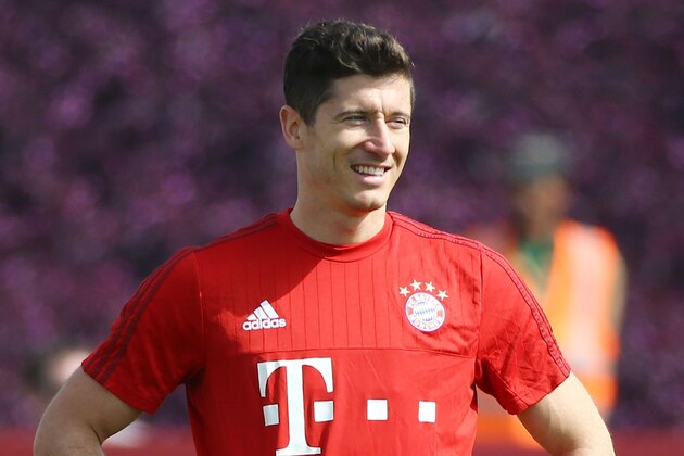 Bayern Munich's Polish striker Robert Lewandowski takes part in a training session during the football team's winter training camp in the Qatari capital Doha on January 7, 2016. AFP PHOTO / KARIM JAAFAR / AFP / KARIM JAAFAR        (Photo credit should read KARIM JAAFAR/AFP/Getty Images)