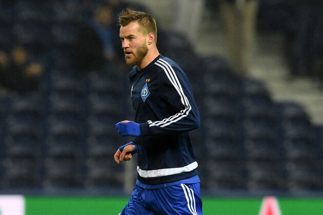 Dynamo Kiev's forward Andriy Yarmolenko runs on the pitch as he warms up before the UEFA Champions League Group G football match FC Porto vs FC Dynamo Kyiv at the Dragao stadium in Porto on November 24, 2015.      / AFP / FRANCISCO LEONG        (Photo credit should read FRANCISCO LEONG/AFP/Getty Images)