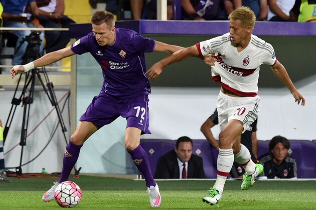 FLORENCE, ITALY - AUGUST 23:  Josip Ilicic of Fiorentina and Keysuke Honda of Milanin action during the Serie A match between ACF Fiorentina and AC Milan at Stadio Artemio Franchi on August 23, 2015 in Florence, Italy.  (Photo by Giuseppe Bellini/Getty Images)