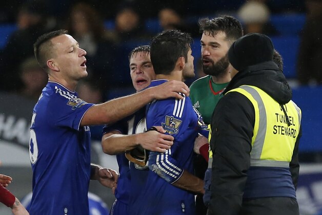 Chelsea's Brazilian-born Spanish striker Diego Costa (C) clashes with West Bromwich Albion's US-born Welsh goalkeeper Boaz Myhill after the English Premier League football match between Chelsea and West Bromwich Albion at Stamford Bridge in London on January 13, 2016. The game finished 2-2. AFP PHOTO / IAN KINGTON

RESTRICTED TO EDITORIAL USE. NO USE WITH UNAUTHORIZED AUDIO, VIDEO, DATA, FIXTURE LISTS, CLUB/LEAGUE LOGOS OR 'LIVE' SERVICES. ONLINE IN-MATCH USE LIMITED TO 75 IMAGES, NO VIDEO EMULATION. NO USE IN BETTING, GAMES OR SINGLE CLUB/LEAGUE/PLAYER PUBLICATIONS. / AFP / IAN KINGTON        (Photo credit should read IAN KINGTON/AFP/Getty Images)