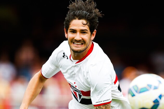 SAO PAULO, BRAZIL - OCTOBER 31: Alexandre Pato of Sao Paulo in action during the match between Sao Paulo and Sport Recife for the Brazilian Series A 2015 at Morumbi stadium on October 31, 2015 in Sao Paulo, Brazil. (Photo by Alexandre Schneider/Getty Images)