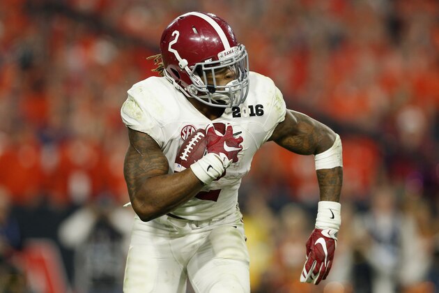 GLENDALE, AZ - JANUARY 11:  Derrick Henry #2 of the Alabama Crimson Tide runs the ball against the Clemson Tigers during the 2016 College Football Playoff National Championship Game at University of Phoenix Stadium on January 11, 2016 in Glendale, Arizona.  (Photo by Christian Petersen/Getty Images)