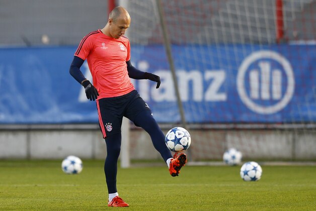 Bayern's Arjen Robben joggles the ball during a training session prior to the Champions League Group F soccer match against  FC Arsenal in Munich, Germany, Tuesday Nov. 3, 2015. Bayern will face Arsenal Wednesday. (AP Photo/Matthias Schrader)