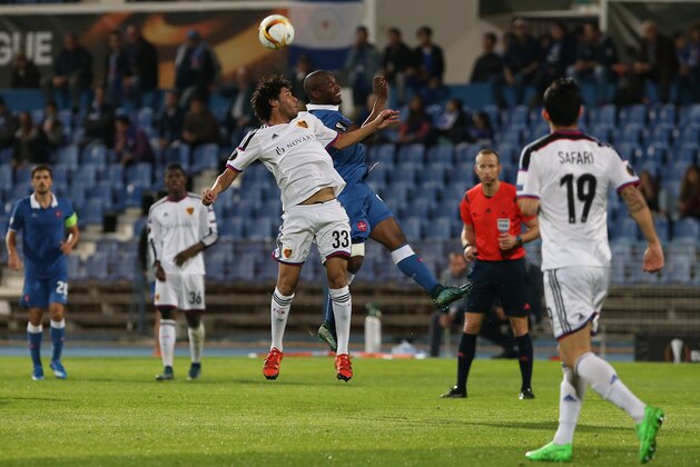 LISBON, PORTUGAL - NOVEMBER 5:  FC Basel 1893's midfielder Mohamed Elneny with Os Belenenses' forward Luis Leal in action during the UEFA Europa League match between Os Belenenses and FC Basel 1893 at Estadio do Restelo on November 5, 2015 in Lisbon, Portugal.  (Photo by Gualter Fatia/Getty Images)