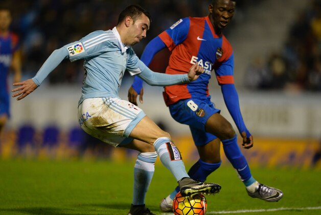 Celta Vigo's forward Iago Aspas (L) vies with Levante's Colombian midfielder Jefferson Lerma during the Spanish league football match RC Celta de Vigo vs Levante UD at the Balaidos stadium in Vigo on January 16, 2016. Celta won the match 4-3. AFP PHOTO / MIGUEL RIOPA / AFP / MIGUEL RIOPA        (Photo credit should read MIGUEL RIOPA/AFP/Getty Images)