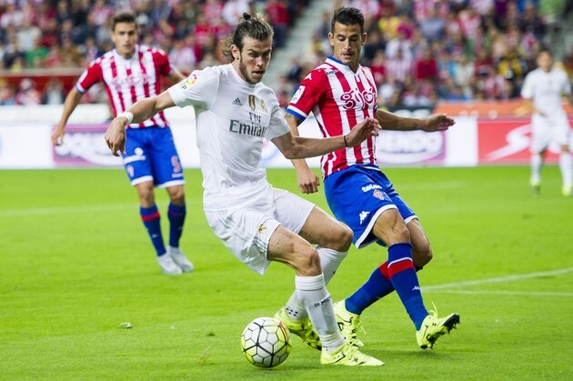 GIJON, SPAIN - AUGUST 23:Gareth Bale of Real Madrid duels for the ball with Luis Hernandez of Real Sporting de Gijon during the La Liga match between Sporting Gijon and Real Madrid at Estadio El Molinon on August 23, 2015 in Gijon, Spain. (Photo by Juan Manuel Serrano Arce/Getty Images)