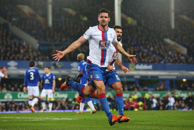 LIVERPOOL, ENGLAND - DECEMBER 07:  Scott Dann of Crystal Palace celebrates scoring the opening goal during the Barclays Premier League match between Everton and Crystal Palace at Goodison Park on December 7, 2015 in Liverpool, England.  (Photo by Alex Livesey/Getty Images)