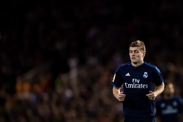 VALENCIA, SPAIN - JANUARY 03:  Toni Kroos of Real Madrid CF looks on during the Valencia CF vs Real Madrid CF as part of the Liga BBVA 2015-2016  at Estadi de Mestalla on January 3, 2016 in Valencia, Spain.  (Photo by Aitor Colomer/Power Sport Images/Getty Images)