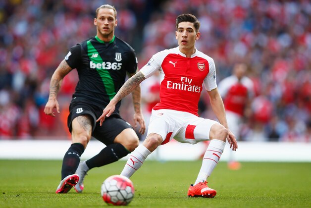 LONDON, ENGLAND - SEPTEMBER 12:  Hector Bellerin of Arsenal is watched by Marko Arnautovic of Stoke City during the Barclays Premier League match between Arsenal and Stoke City at the Emirates Stadium on September 12, 2015 in London, United Kingdom.  (Photo by Clive Rose/Getty Images)