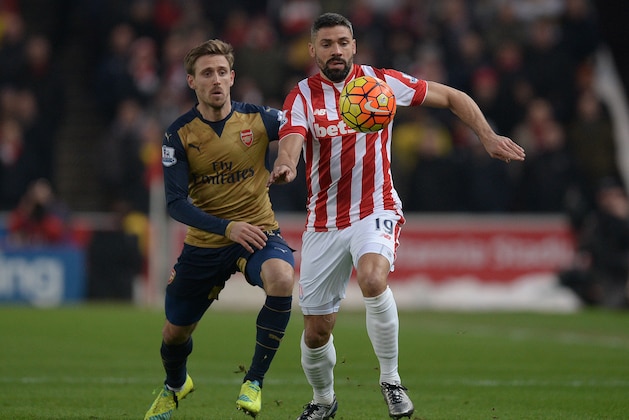 Arsenal's Spanish defender Nacho Monreal (L) vies with Stoke City's English-born Irish striker Jonathan Walters during the English Premier League football match between Stoke City and Arsenal at the Britannia Stadium in Stoke-on-Trent, central England on January 17, 2016. AFP PHOTO / OLI SCARFFRESTRICTED TO EDITORIAL USE. No use with unauthorized audio, video, data, fixture lists, club/league logos or 'live' services. Online in-match use limited to 75 images, no video emulation. No use in betting, games or single club/league/player publications.. / AFP / OLI SCARFF        (Photo credit should read OLI SCARFF/AFP/Getty Images)
