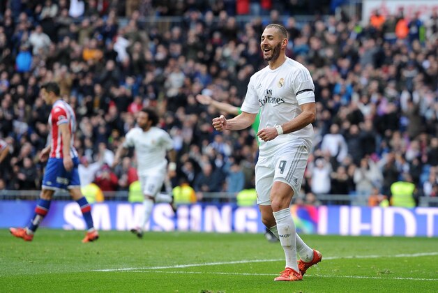 MADRID, SPAIN - JANUARY 17:  Karim Benzema of Real Madrid celebrates after scoring his team's 5th goal during the La Liga match between Real Madrid CF and Sporting Gijon at Estadio Santiago Bernabeu on January 17, 2016 in Madrid, Spain.  (Photo by Denis Doyle/Getty Images)