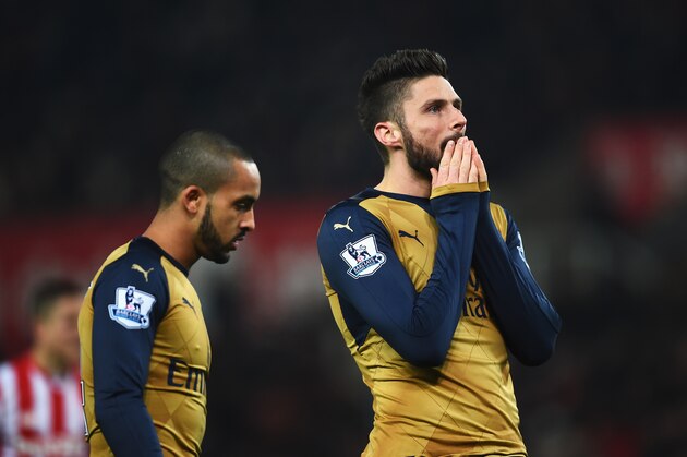 STOKE ON TRENT, ENGLAND - JANUARY 17:  Olivier Giroud (R) of Arsenal reacts after failing to score with Theo Walcott during the Barclays Premier League match between Stoke City and Arsenal at Britannia Stadium on January 17, 2016 in Stoke on Trent, England.  (Photo by Laurence Griffiths/Getty Images)