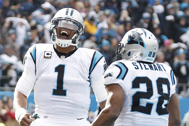 El running back Jonathan Stewart (28) de los Panthers de Carolina celebra con quarterback Cam Newton (1) tras anotar un touchdown contra los Seahawks de Seattle en los playoffs de la NFL el domingo 17 de enero de 2016. (AP Foto/Bob Leverone)