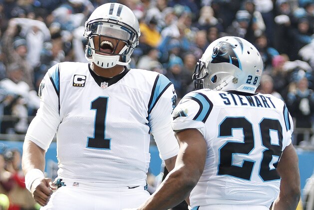 El running back Jonathan Stewart (28) de los Panthers de Carolina celebra con quarterback Cam Newton (1) tras anotar un touchdown contra los Seahawks de Seattle en los playoffs de la NFL el domingo 17 de enero de 2016. (AP Foto/Bob Leverone)