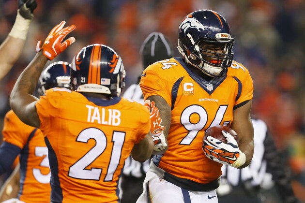 DeMarcus Ware, linebacker de los Broncos de Denver, celebra tras recuperar un balón suelto para dar la victoria a su equipo, el lunes 28 de diciembre de 2015, sobre los Bengals de Cincinnati (AP Foto/Joe Mahoney)