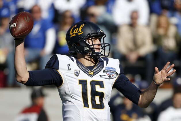 California quarterback Jared Goff (16)  throws against Air Force during the Armed Forces Bowl NCAA college football game, Tuesday, Dec. 29, 2015, in Fort Worth, Texas. (AP Photo/Ron Jenkins)