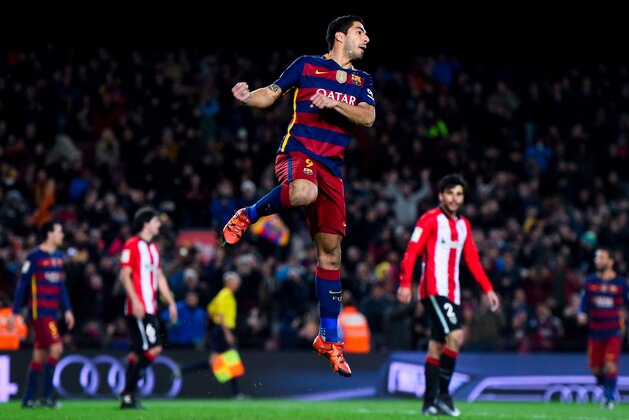 BARCELONA, SPAIN - JANUARY 17:  Luis Suarez of FC Barcelona celebrates after scoring his team's sixth goal during the La Liga match between FC Barcelona and Athletic Club de Bilbao  at Camp Nou on January 17, 2016 in Barcelona, Spain.  (Photo by David Ramos/Getty Images)