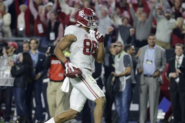 Alabama's O.J. Howard catches a touchdown pass during the second half of the NCAA college football playoff championship game against Clemson Monday, Jan. 11, 2016, in Glendale, Ariz. (AP Photo/David J. Phillip)