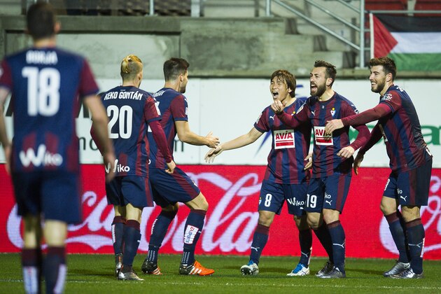 EIBAR, SPAIN - JANUARY 18:  Takashi Inui (C) of SD Eibar celebrates after scoring goal during the La Liga match between SD Eibar and Granada CF at Ipurua Municipal Stadium on January 18, 2016 in Eibar, Spain.  (Photo by Juan Manuel Serrano Arce/Getty Images)