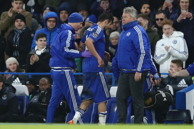 Chelsea's Brazilian-born Spanish striker Diego Costa (C) is helped from the field injured past Chelsea's Dutch manager Guus Hiddink (R) during the English Premier League football match between Chelsea and Everton at Stamford Bridge in London on January 16, 2016. AFP PHOTO / JUSTIN TALLIS

RESTRICTED TO EDITORIAL USE. No use with unauthorized audio, video, data, fixture lists, club/league logos or 'live' services. Online in-match use limited to 75 images, no video emulation. No use in betting, games or single club/league/player publications. / AFP / JUSTIN TALLIS        (Photo credit should read JUSTIN TALLIS/AFP/Getty Images)